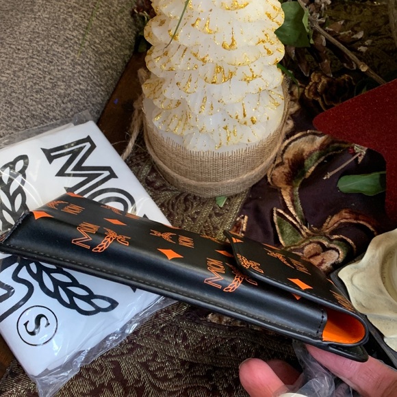 UNISEX🔥Authentic MCM Leather VISETOS logo print phone/card lanyard /Cros… - Picture 8 of 14